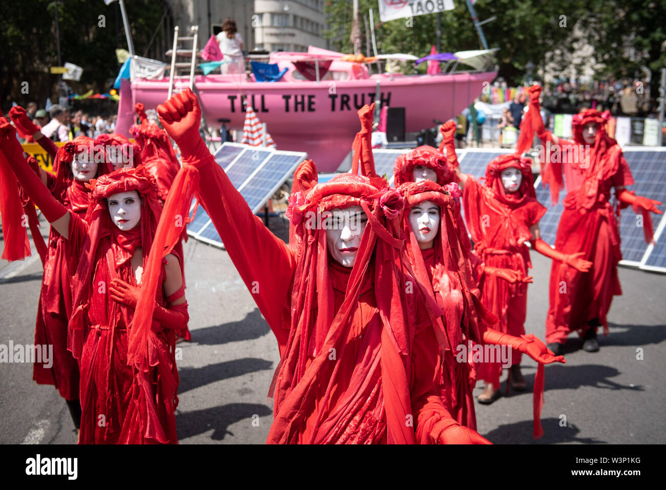 Bristol, Regno Unito. Il 15 luglio 2019. Centinaia di estinzione della ribellione manifestanti blocco Bristol bridge utilizzando una rosa in barca a vela e marzo attraverso le strade Foto Stock