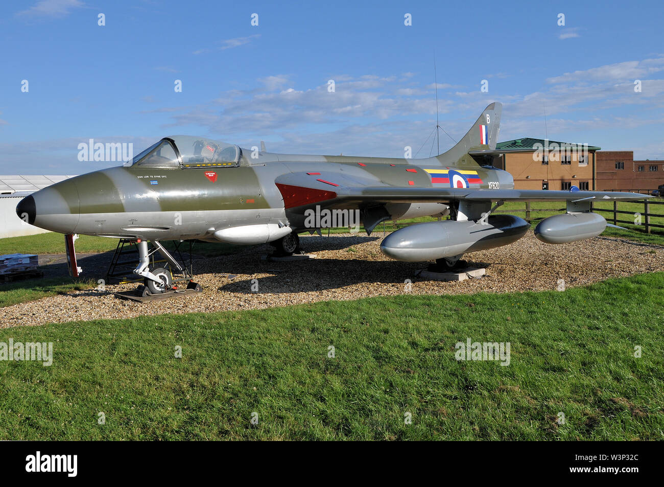 Hawker Hunter jet da combattimento aereo XE620 sul display a RAF Waddington, Lincs, Regno Unito, come gate guardian al di fuori del n. 8 Squadron strutture. In realtà XE606 Foto Stock
