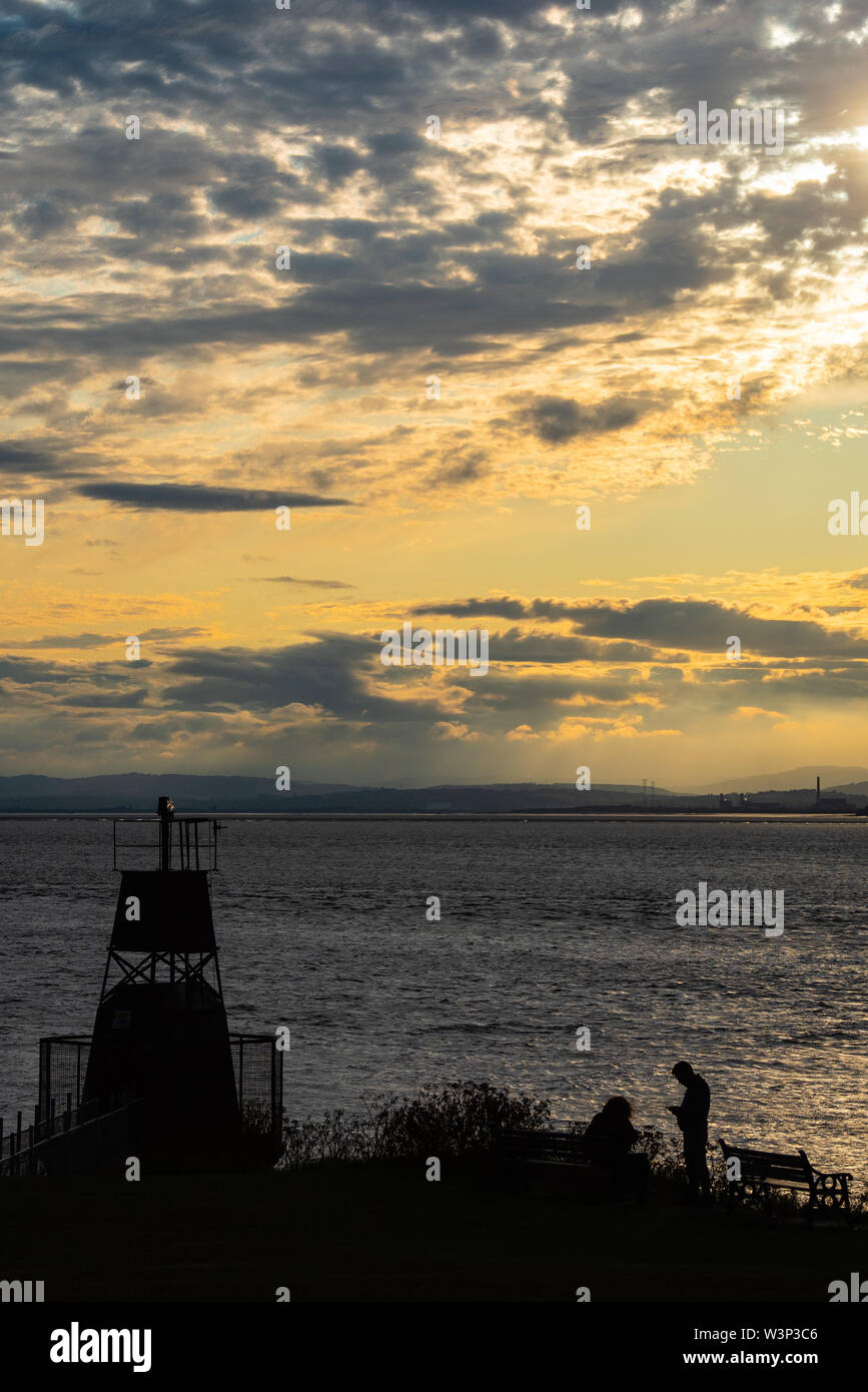 Portishead, Punto di batteria, North Somerset, Regno Unito. 11 luglio 2019. Persone Godetevi il tramonto al punto di batteria, Portishead, North Somerset. Foto Stock