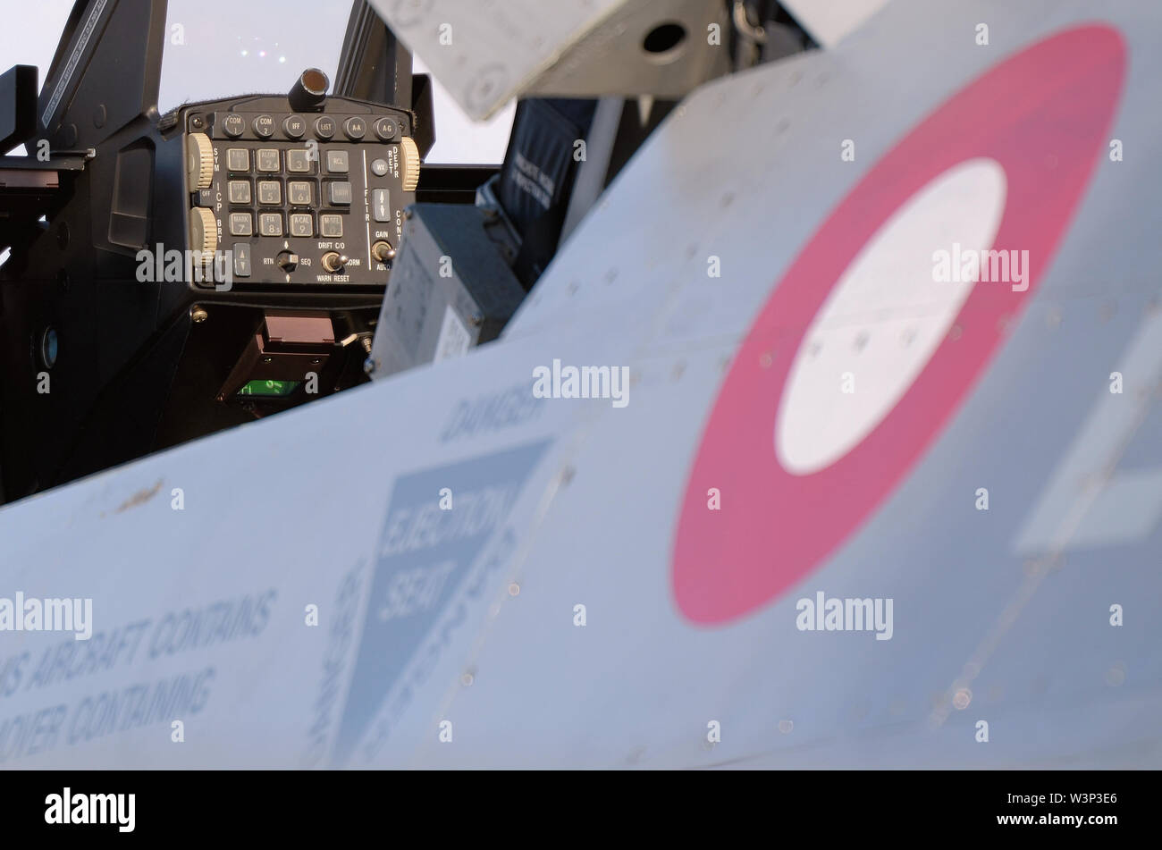 Strumenti del cockpit di un Royal Air Force danese F-16 Fighting Falcon jet  da combattimento aereo presso il Royal International Air Tattoo, RIAT. HUD  TASTIERA PULSANTI Foto stock - Alamy