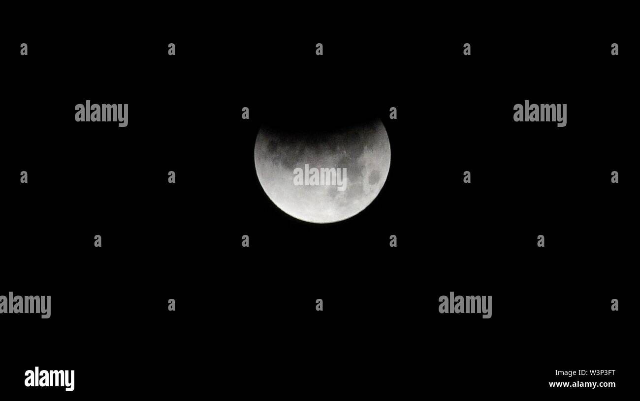 Kathmandu, Nepal. 17 Luglio, 2019. Un Eclissi lunare parziale è visto in Kathmandu, Nepal, luglio 17, 2019. Credito: Sunil Sharma/Xinhua/Alamy Live News Foto Stock