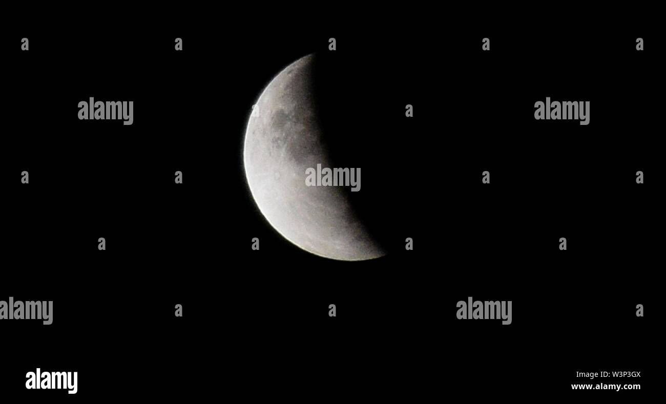 Kathmandu, Nepal. 17 Luglio, 2019. Un Eclissi lunare parziale è visto in Kathmandu, Nepal, luglio 17, 2019. Credito: Sunil Sharma/Xinhua/Alamy Live News Foto Stock