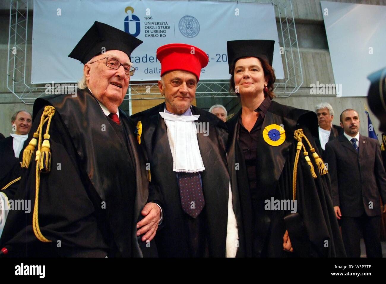 Conferenza DELLA LAUREA HONORIS CAUSA ad Andrea Camilleri presso l'Università di Urbino. Nella foto con Monica Guerritore E IL RETTORE DELL'UNIVERSITÀ DI STEFANO PIVATO (VITO PANICO/fotogramma, Urbino - 2012-11-15) ps la foto può essere utilizzato rispettando il contesto in cui è stato preso e senza intenti diffamatori della decorazione del popolo rappresentato (VITO PANICO/fotogramma, foto repertorio - Foto Stock