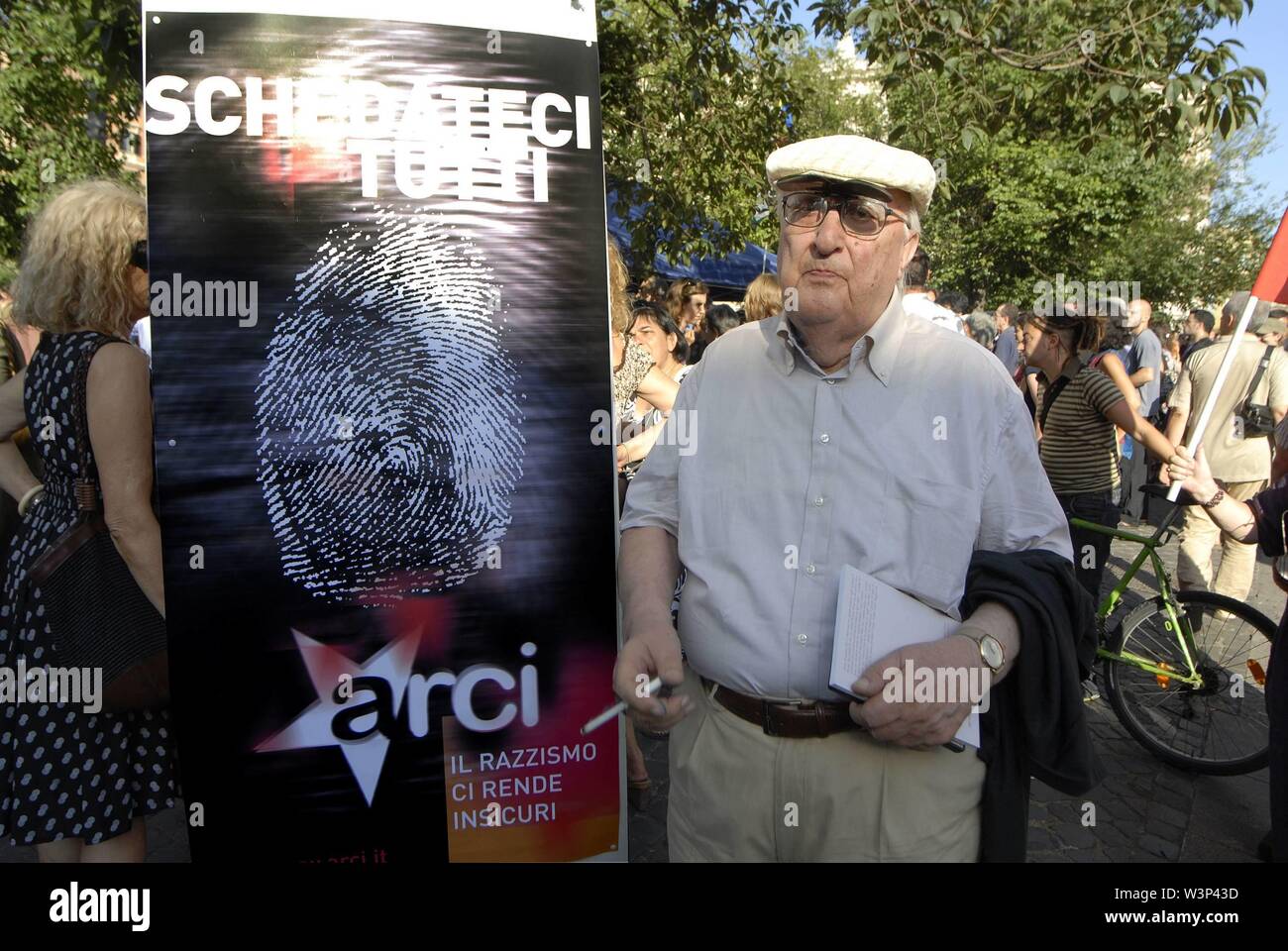 Roma 07707/08- Piazza dell'Esquilino/MASS TESSERAMENTO AL FOGLIO VOLONTARIA DEI CITTADINI PER PROTESTARE CONTRO IL DECRETO PROPOSTO DAL MIN. MARONI CHE FORNISCE GLI SCACCHI dei bambini anche nella foto di Andrea Camilleri (Attilio Cristini/IPA/fotogramma, - 2009-03-17) ps la foto può essere utilizzato nel rispetto del contesto in cui è stato preso e senza intento diffamatorio del decoro delle persone rappresentate (Attilio Cristini/IPA/fotogramma, foto repertorio - Foto Stock