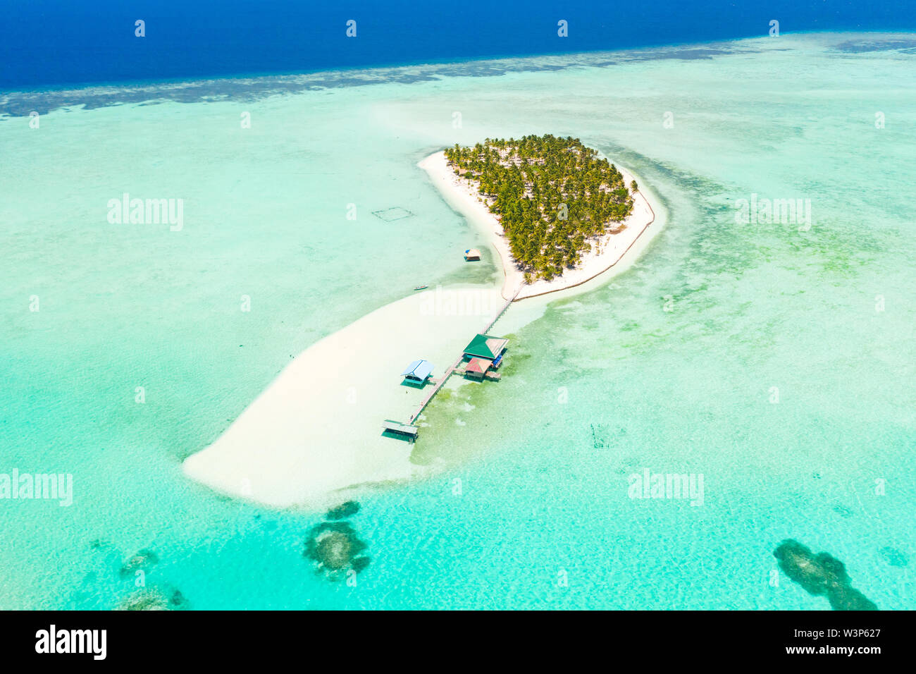 Seascape con un Paradise Island. Isola Onok Balabac, Filippine. Una piccola isola con una spiaggia di sabbia bianca e bungalows. Isole Filippine. Foto Stock