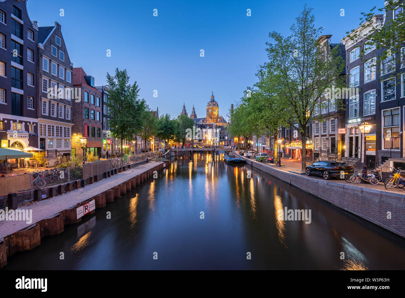 Lo skyline di Amsterdam con la Chiesa di San Nicola punto di riferimento nella città di Amsterdam, Paesi Bassi. Foto Stock