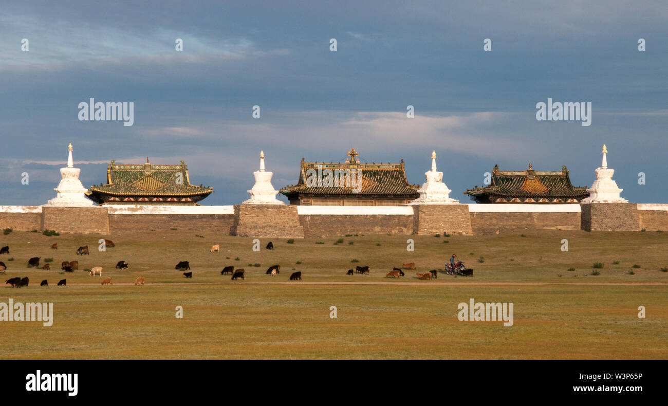 Al di fuori delle mura di Erdene Zuu monastero alla storica Karakorum a valle dell'Orkhon, Mongolia Foto Stock