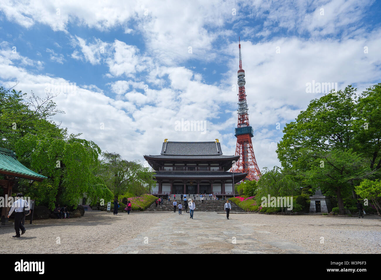 Il Tempio Zojoji con la Torre di Tokyo nella città di Tokyo, Giappone. Foto Stock