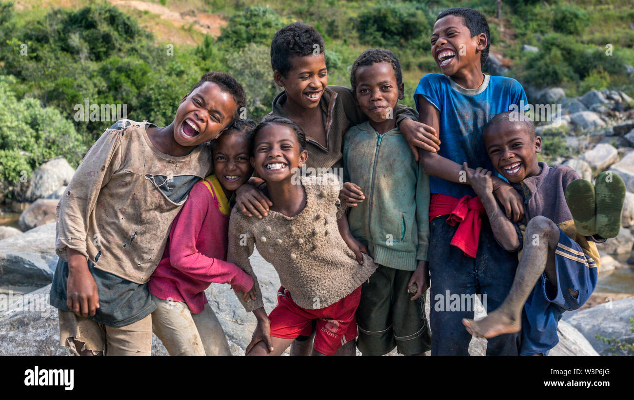 Madagascar Betsileo bambini sorridenti e giocare con il fotografo, vicino a RN7 strada principale, Madagascar Highlands. Foto Stock