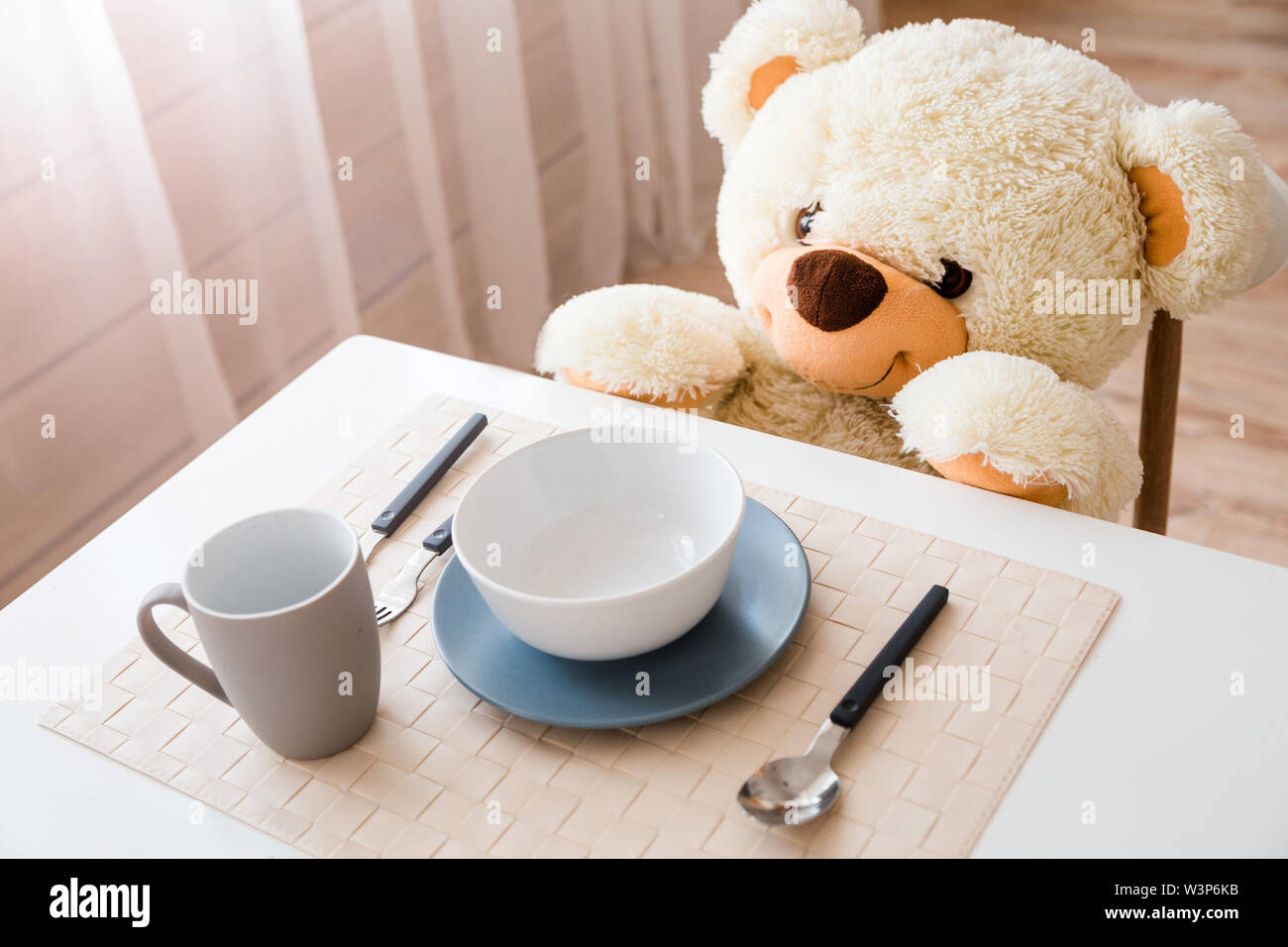 Orsacchiotto di peluche al tavolo. La prima colazione per un giocattolo bear Foto Stock