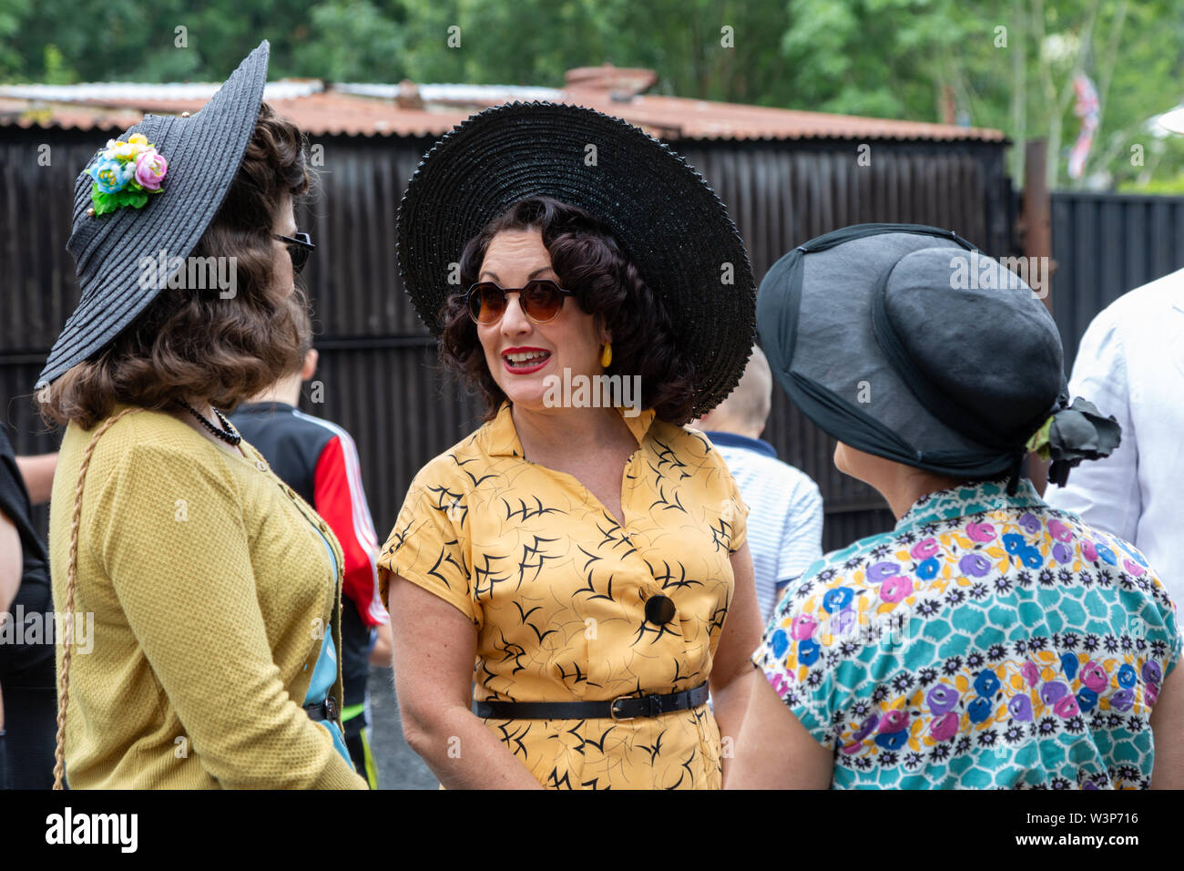 Persone vestite con abiti di guerra a 1940s evento, REGNO UNITO Foto Stock