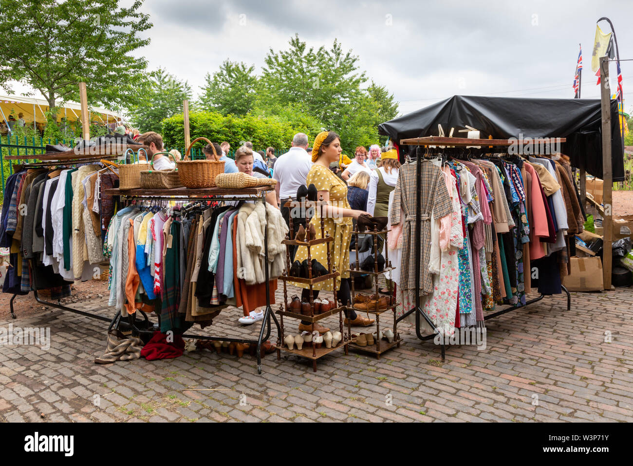 Vestiti per la vendita in un mercato all'aperto REGNO UNITO Foto Stock