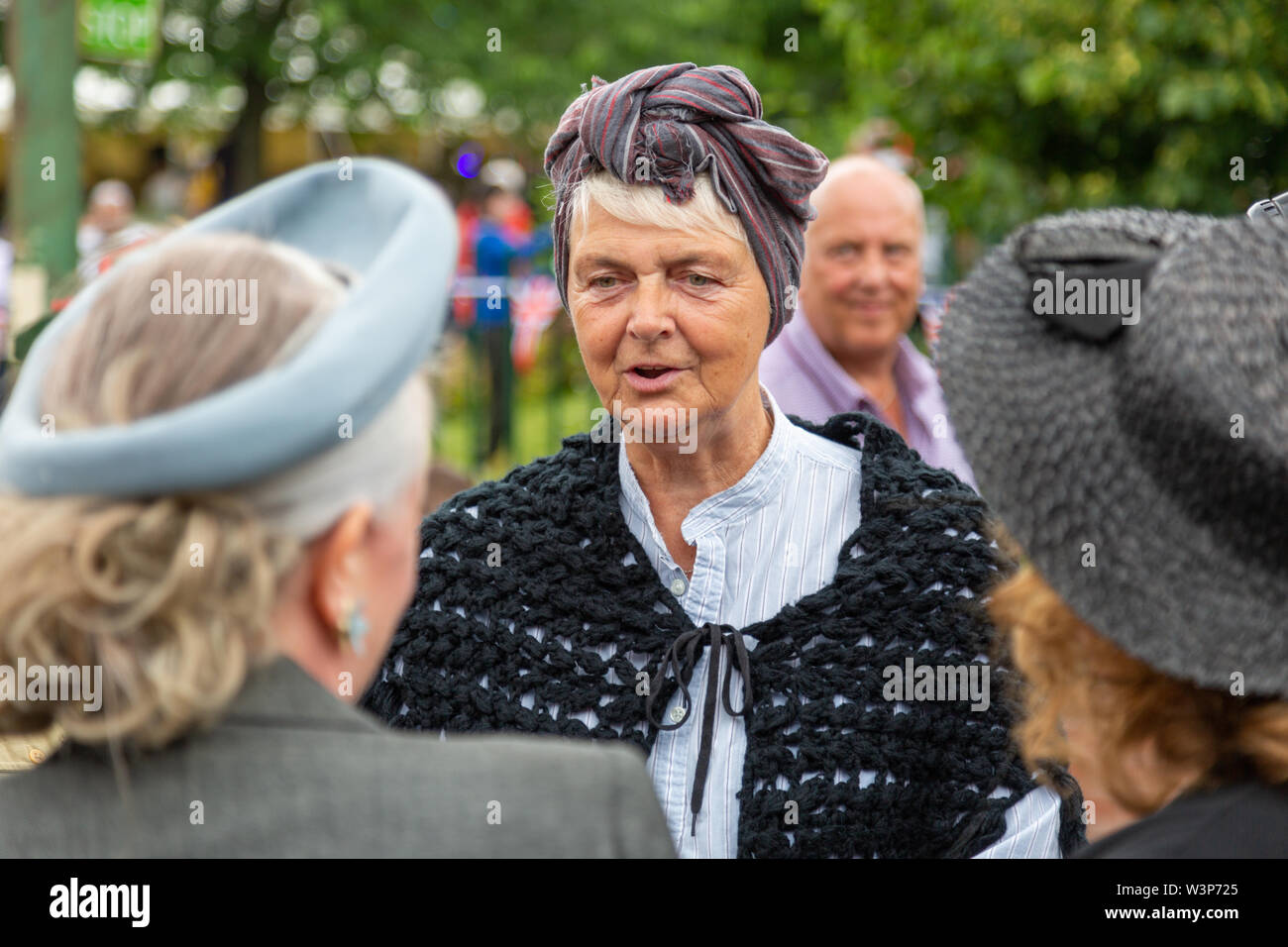 Persone vestite con abiti di guerra a 1940s evento, REGNO UNITO Foto Stock