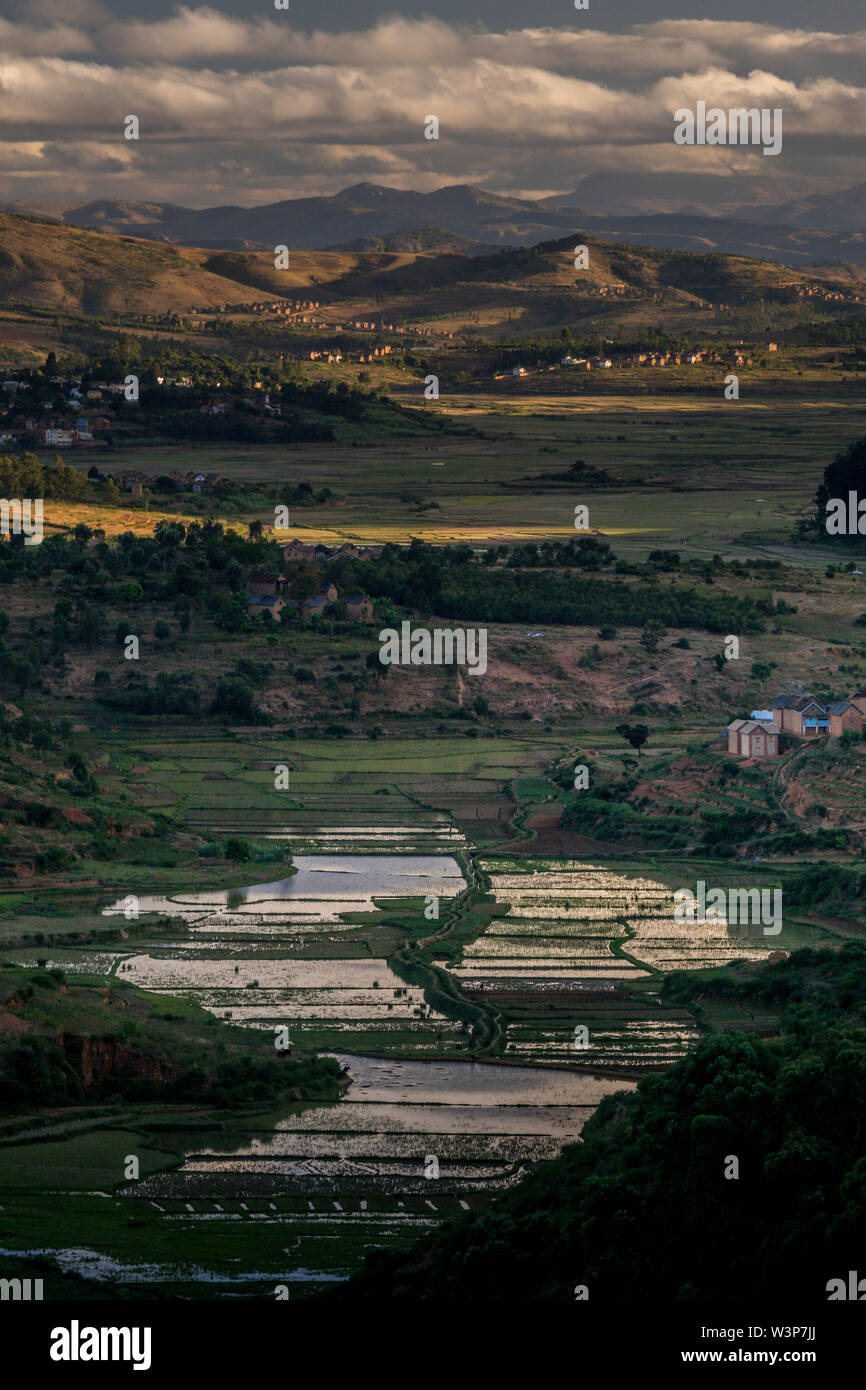 Paesaggio alla fine della giornata, vicino a Fianarantsoa, sulla RN7 strada in Madagascar. Foto Stock