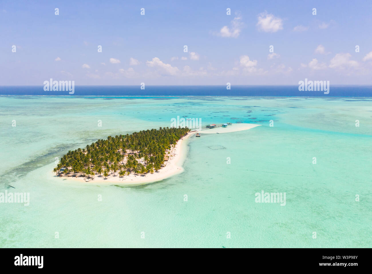 Seascape con un Paradise Island. Isola Onok Balabac, Filippine. Una piccola isola con una spiaggia di sabbia bianca e bungalows. Isole Filippine. Foto Stock