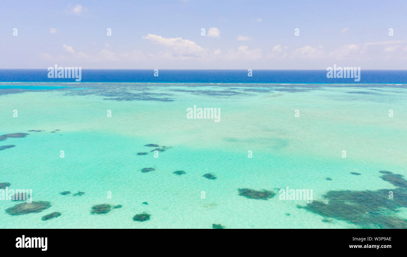 Acqua di mare con laguna e barriere coralline, fondo di acqua. Seascape con acqua chiara. Grande atollo con laguna. Foto Stock