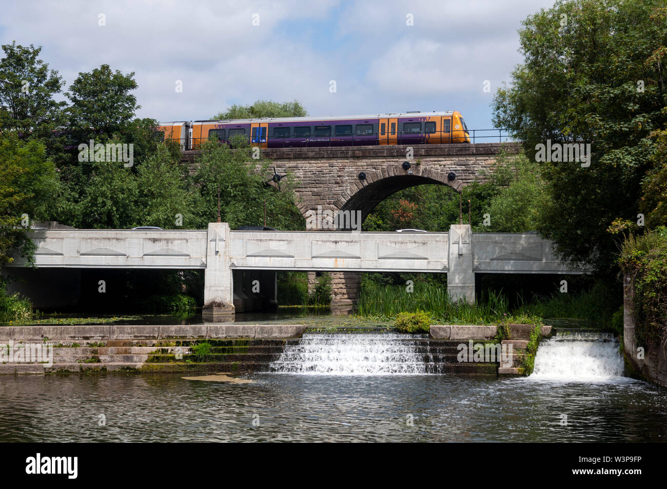 West Midlands classe ferroviaria 172 treno attraversando il fiume apprendere, principe di auto, Leamington Spa Warwickshire, Regno Unito Foto Stock