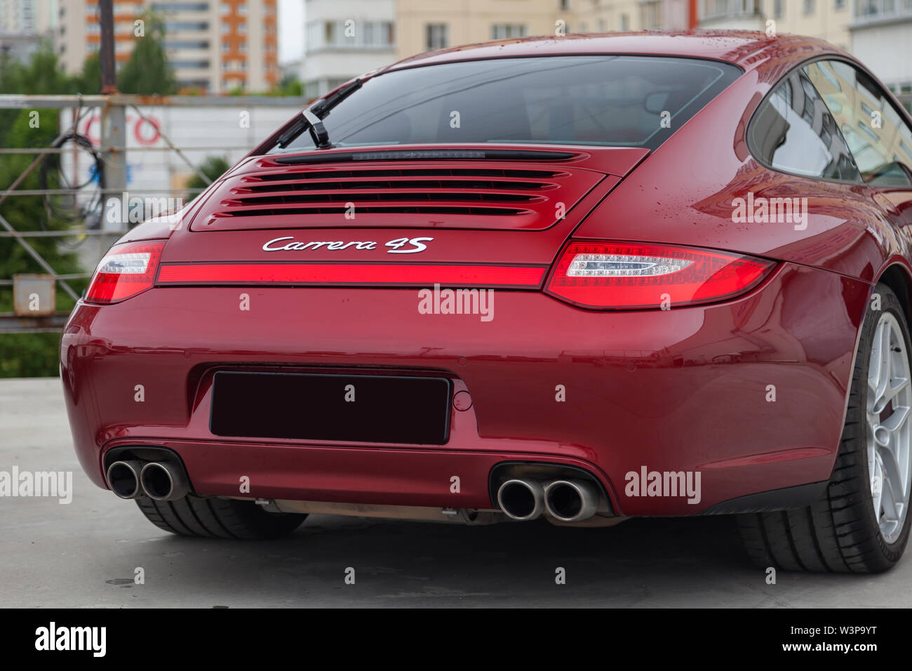 Novosibirsk, Russia - 07.17.2019: vista posteriore delle auto Porsche 911 Carrera 4s con il grigio scuro interno in condizioni eccellenti in un parcheggio contro città lan Foto Stock