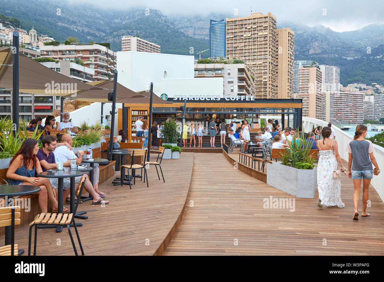 MONTE CARLO, Monaco - Agosto 19, 2016: caffè Starbucks Cafe terrazza con persone in un giorno di estate in Monte Carlo, Monaco. Foto Stock