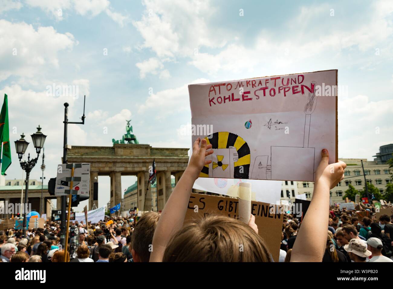 Venerdì per future e dimostrazione da parte degli alunni e degli studenti contro il cambiamento climatico il 24 maggio 2019, la protezione del clima, il riscaldamento globale, gli alunni con Foto Stock