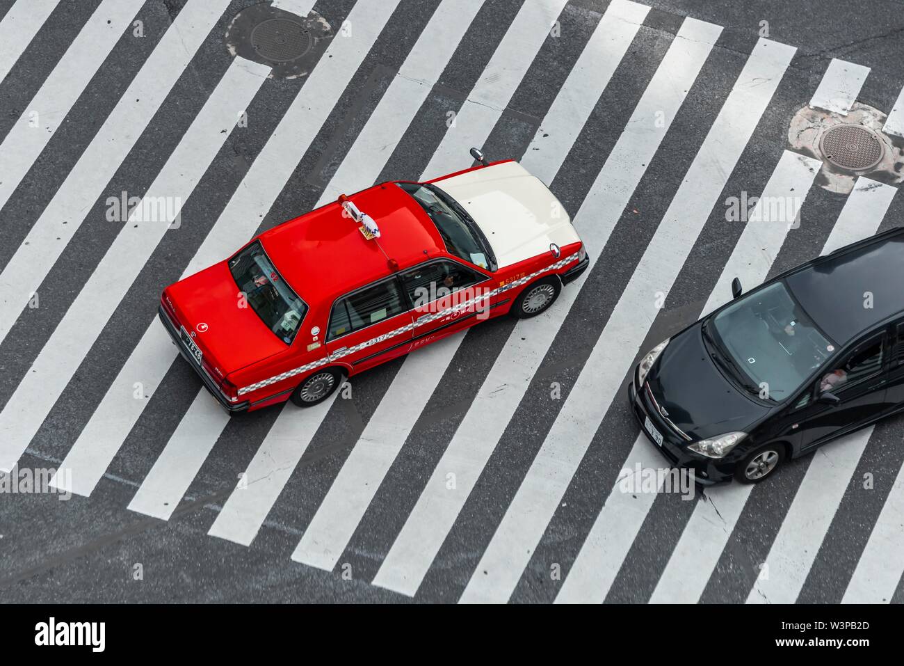 Shibuya Crossing, vetture guida su intersezione, zebra crossing, Shibuya, Udagawacho, Tokyo, Giappone Foto Stock