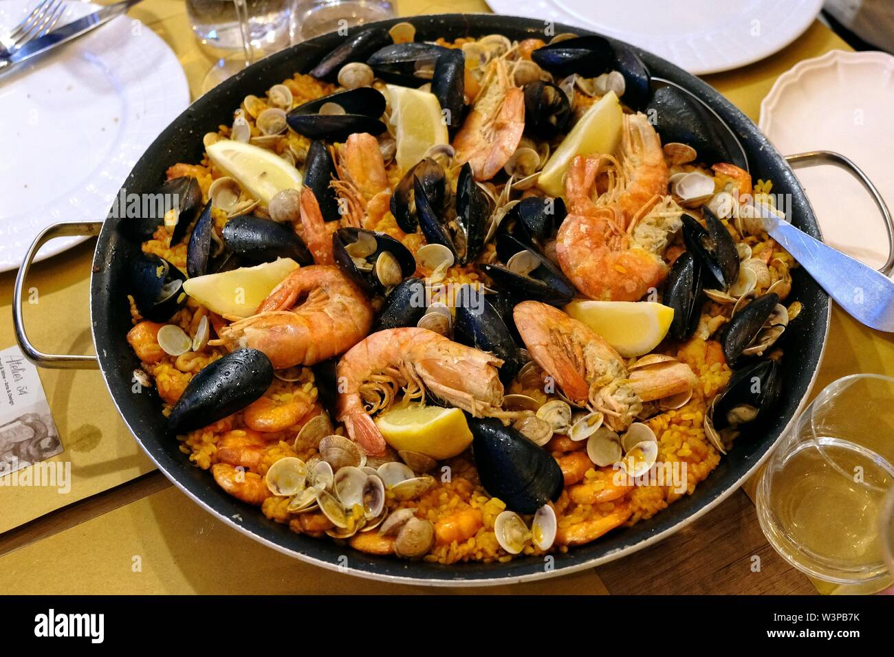 Padella per paella con frutti di mare in un ristorante, la città costiera di Fano, Regione Marche, Italia Foto Stock