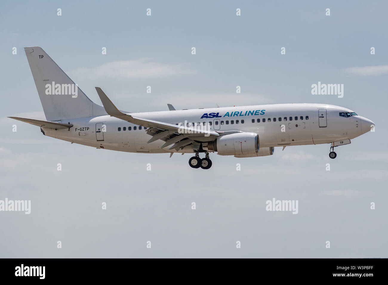 F-GZTP Boeing 737-73S-29370 sulla luglio 11, 2019, lo sbarco sul Paris Roissy le vie alla fine del volo compagnie ASL Francia 5O952 da Algeri Foto Stock