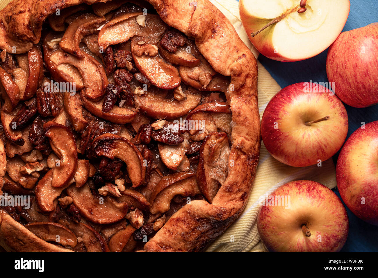 La torta di mele con croccante di noci pecan e crosta deliziosa vista sopra. Apple galette close-up Foto Stock