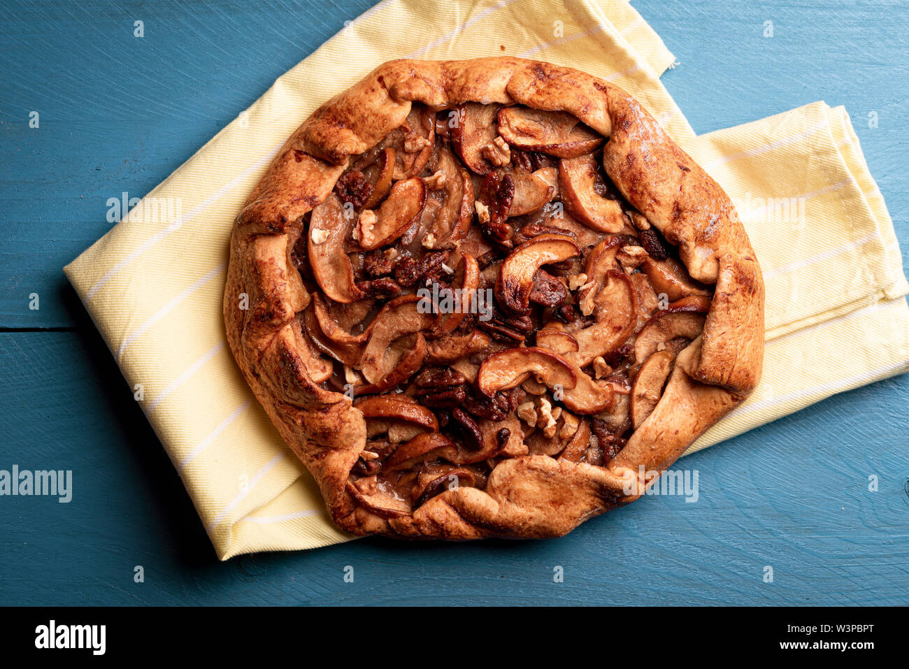 Apple galette con noci pecan e crosta deliziosa. Fatta in casa torta sul panno da cucina sopra visualizza Foto Stock