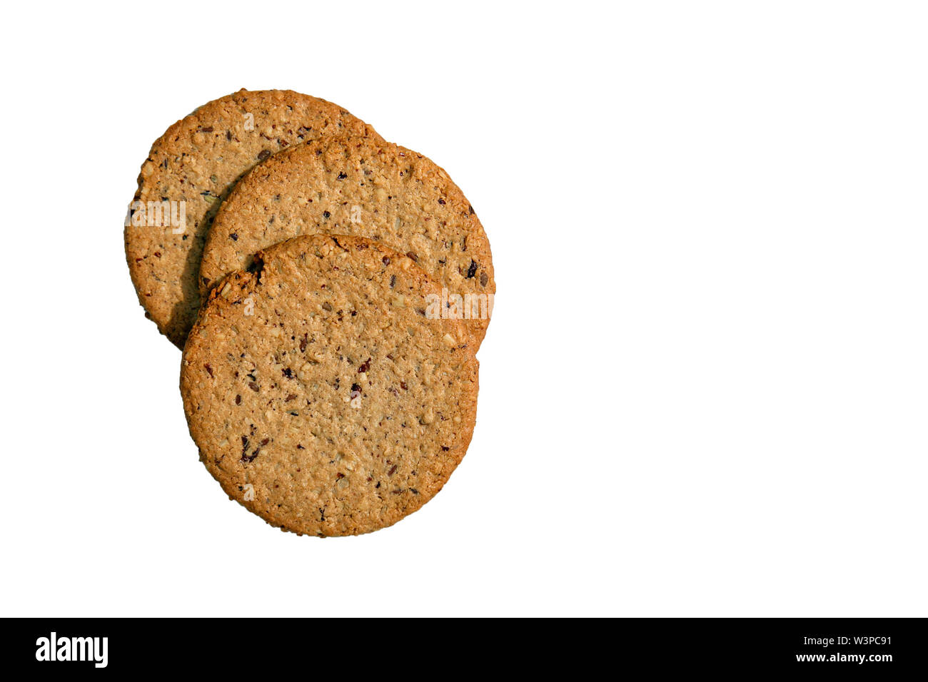 Senza glutine Oatcake fatta con flaxseeds e uvetta - adatto per vegani. Isolato su uno sfondo bianco. Foto Stock
