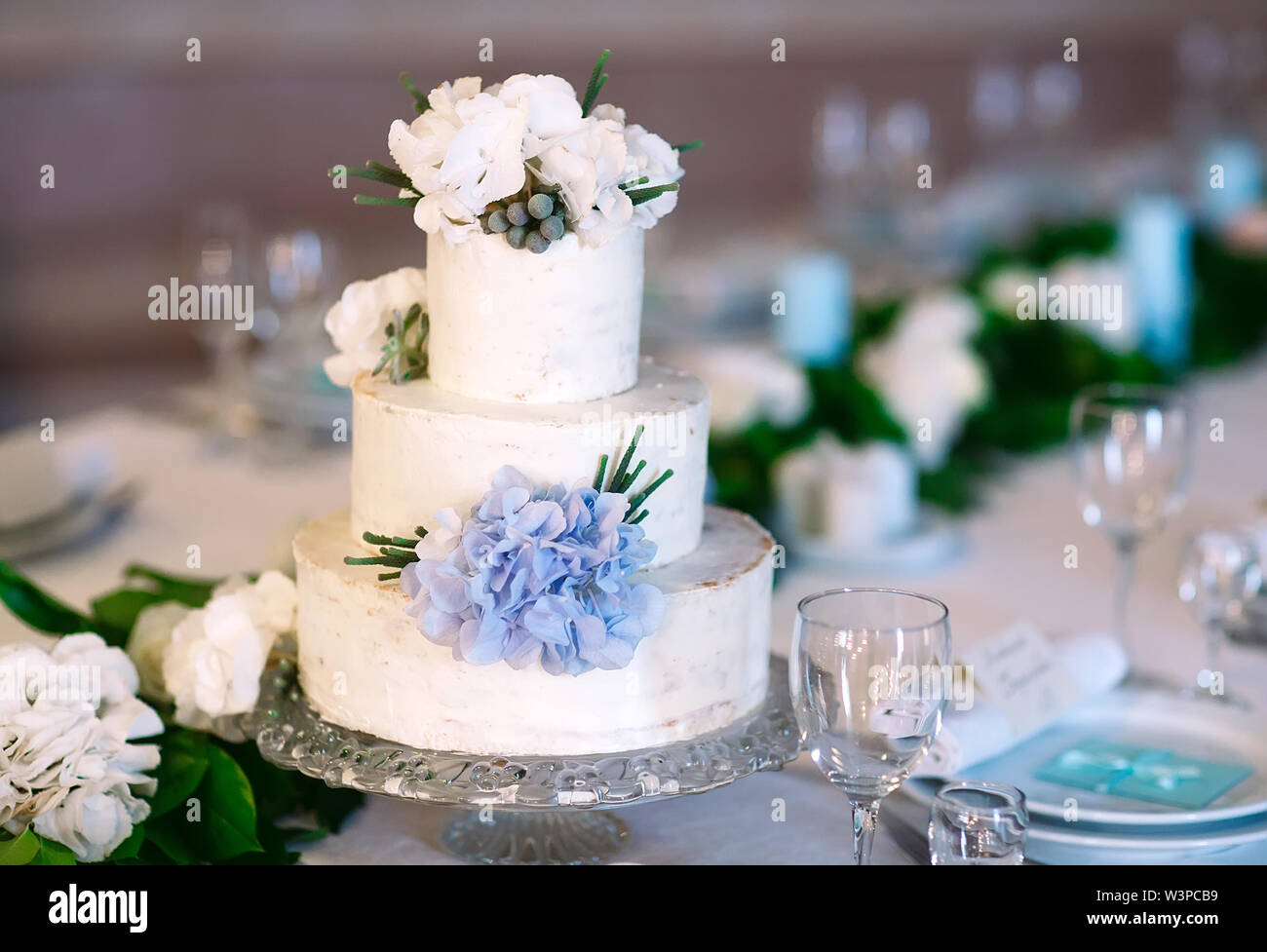 Torta di Nozze sul bianco tabella di nozze Foto Stock