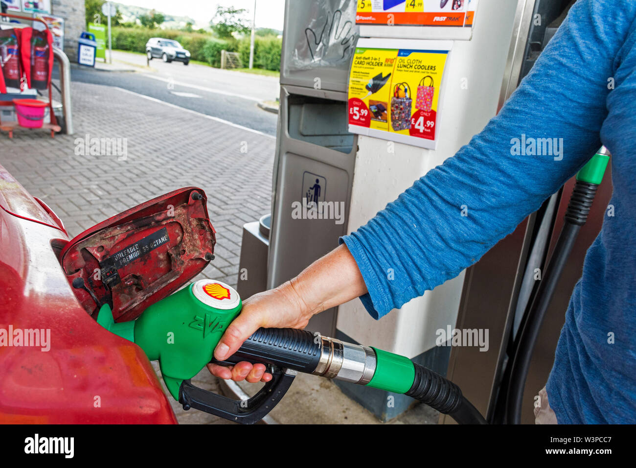 Riempimento serbatoio auto con benzina senza piombo presso Shell stazione di servizio, Box, Somerset, Regno Unito Foto Stock