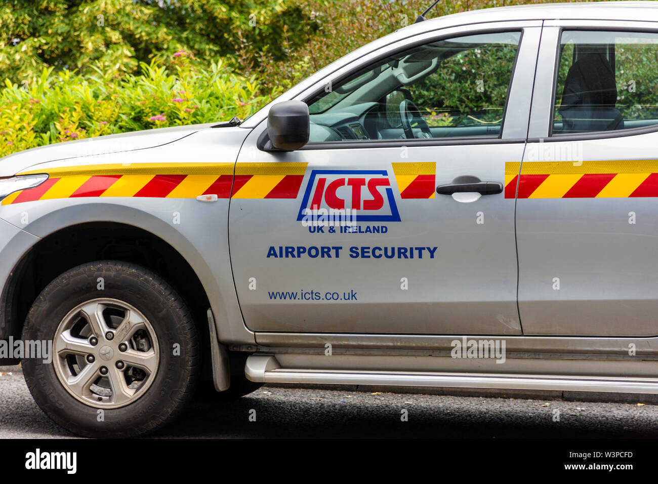 Le TIC consulenti internazionali sulla sicurezza mirati, controlli di sicurezza in aeroporto auto, l'aeroporto di Bristol, Inghilterra, Regno Unito Foto Stock