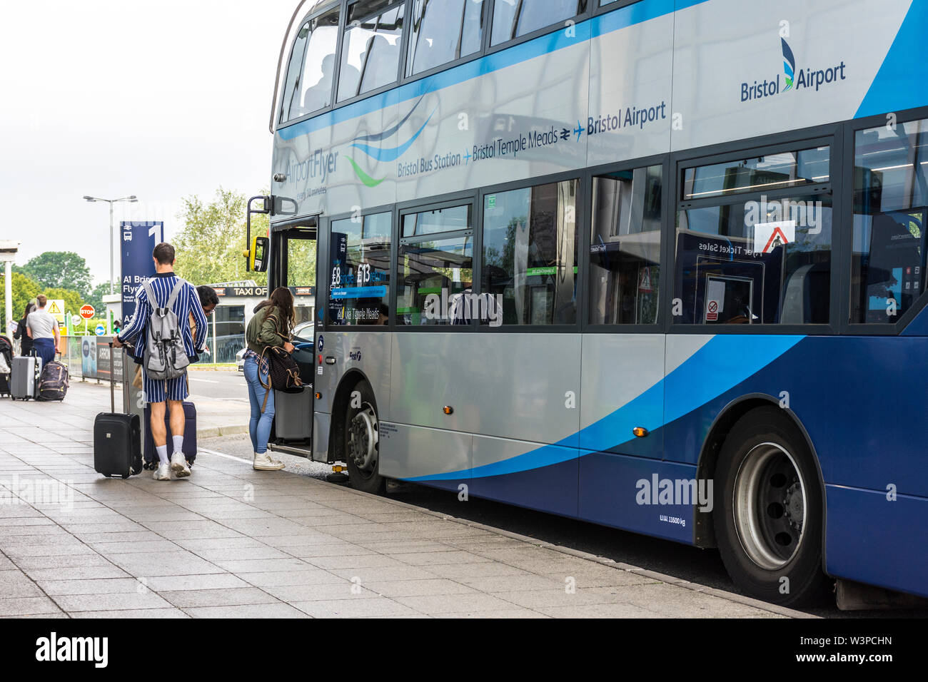 Imbarco Il Bristol Airport Bus Flyer al di fuori dell'edificio del terminal. Foto Stock