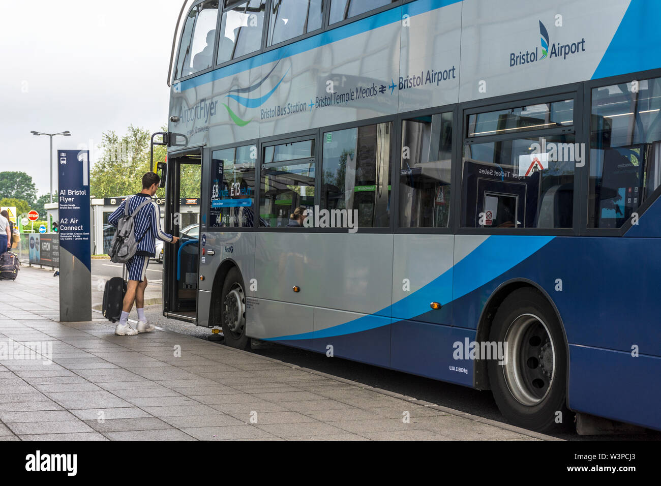 Imbarco il Bristol Airport Bus Flyer al di fuori dell'edificio del terminal Foto Stock