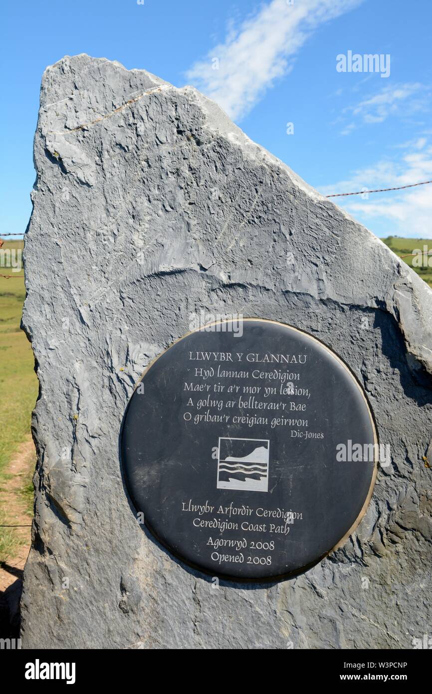 Una placca di ardesia su una pietra per commemorare l'apertura del Ceredigion Coast path nel 2008 con una poesia scritta dal poeta gallese Dic Jones Galles Cymru REGNO UNITO Foto Stock