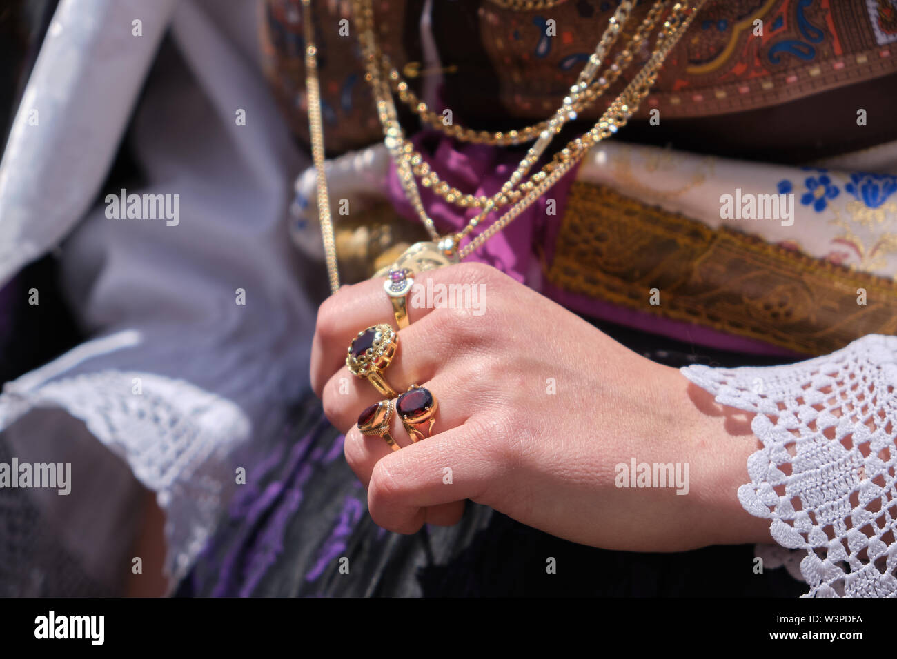 Una Donna vestita in tipico costume sardo con diverse ornamentali sardi gioielli d'oro. Tipico sardo. Foto Stock