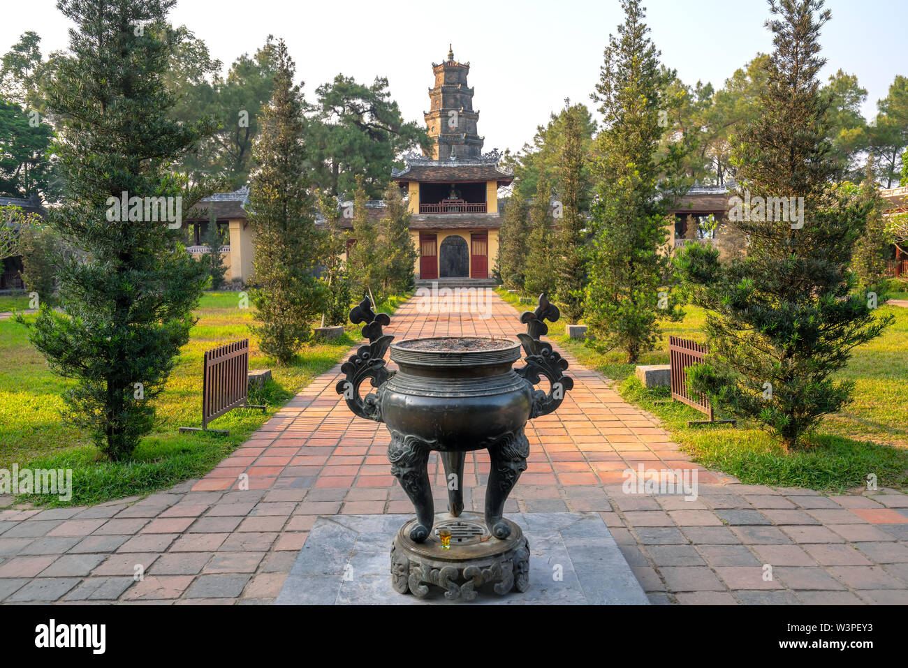 Thien Mu Pagoda in Hue City, Vietnam. Si tratta di antichi templi dal XIX secolo ad oggi e anche spirituale attrazioni turistiche in tinta Foto Stock