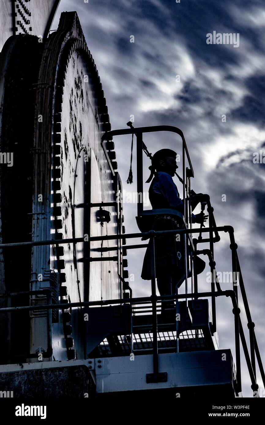 Borsa piper giocando sul tetto al tramonto Foto Stock