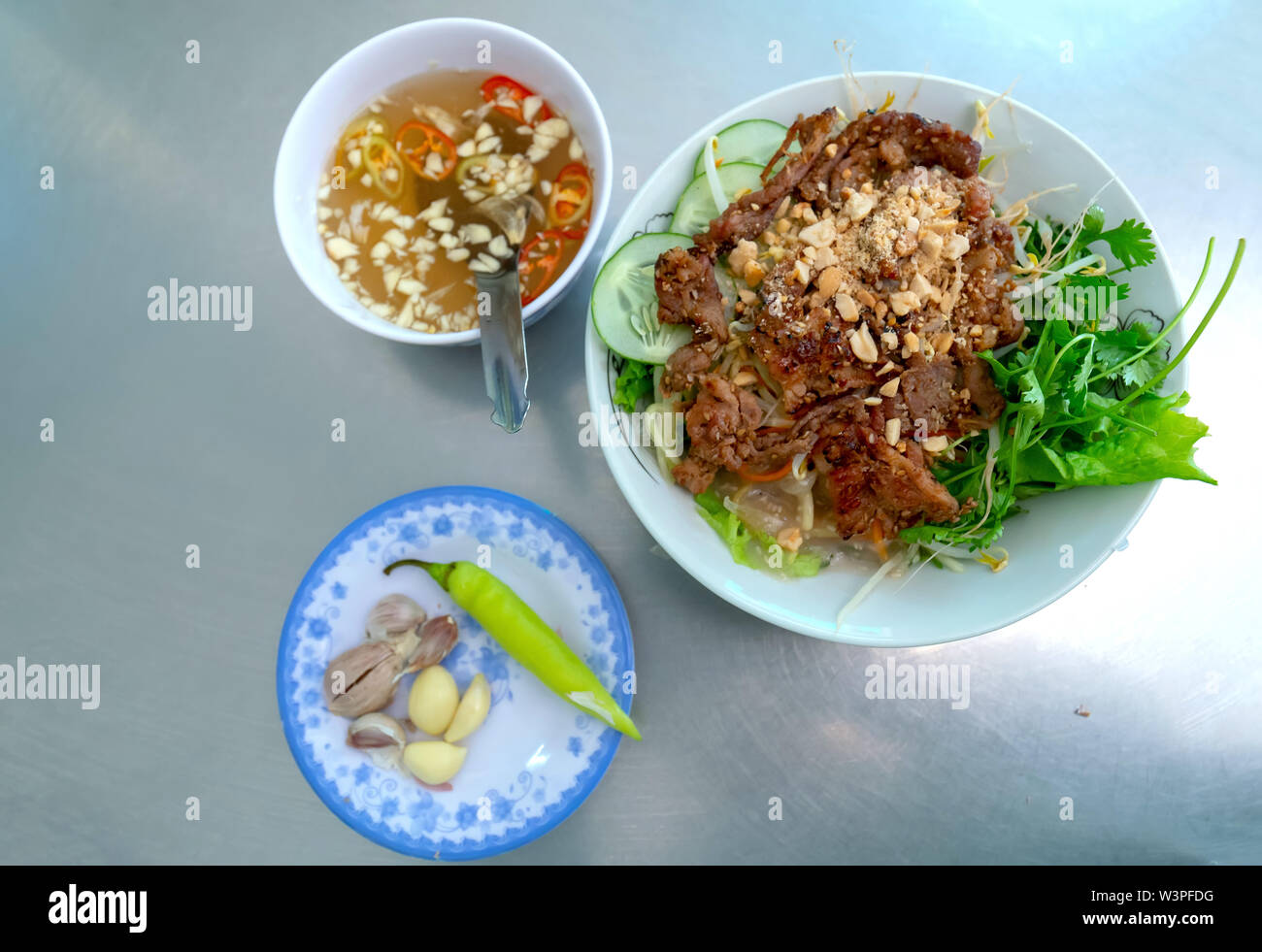 Vermicelli di riso con carne alla brace servite con erbe aromatiche, aglio peperoncino Salsa è la firma piatto di cibo in Vietnam Foto Stock