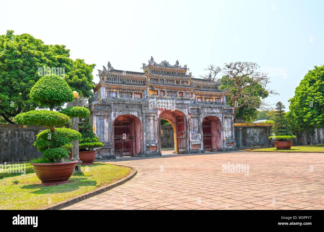 Colorato imperial city gate. Si tratta di portare nella città proibita dove il re feudale opera Imperial Regio fu nel XIX secolo in tinta, Vietnam Foto Stock