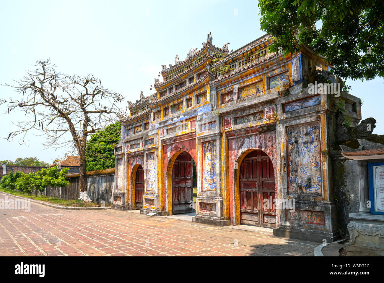 Colorato imperial city gate. Si tratta di portare nella città proibita dove il re feudale opera Imperial Regio fu nel XIX secolo in tinta, Vietnam Foto Stock