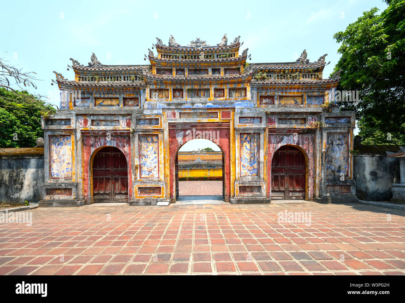 Colorato imperial city gate. Si tratta di portare nella città proibita dove il re feudale opera Imperial Regio fu nel XIX secolo in tinta, Vietnam Foto Stock