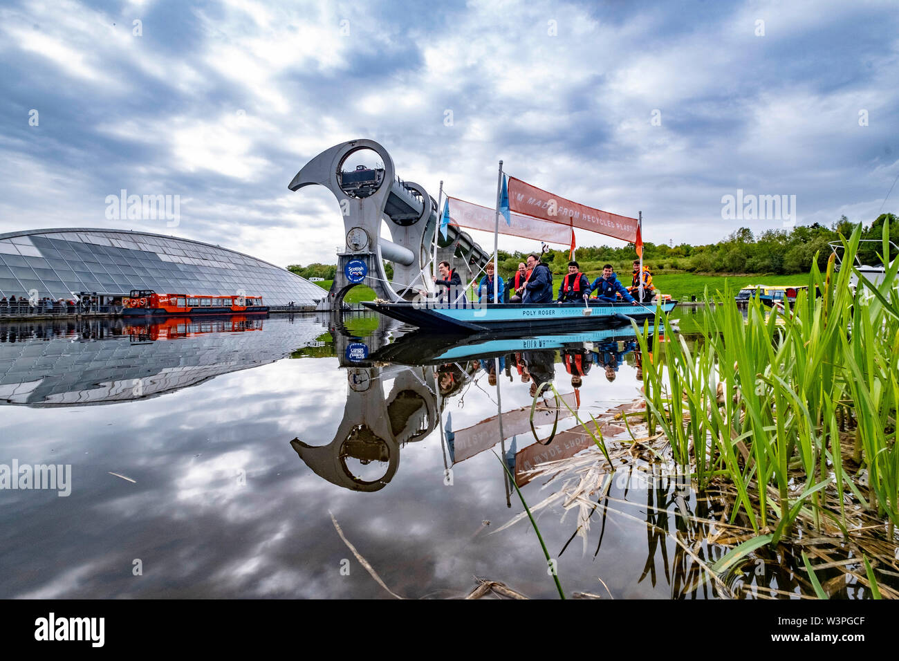 Volontari il prelievo di lettiera lungo Canal bank Foto Stock