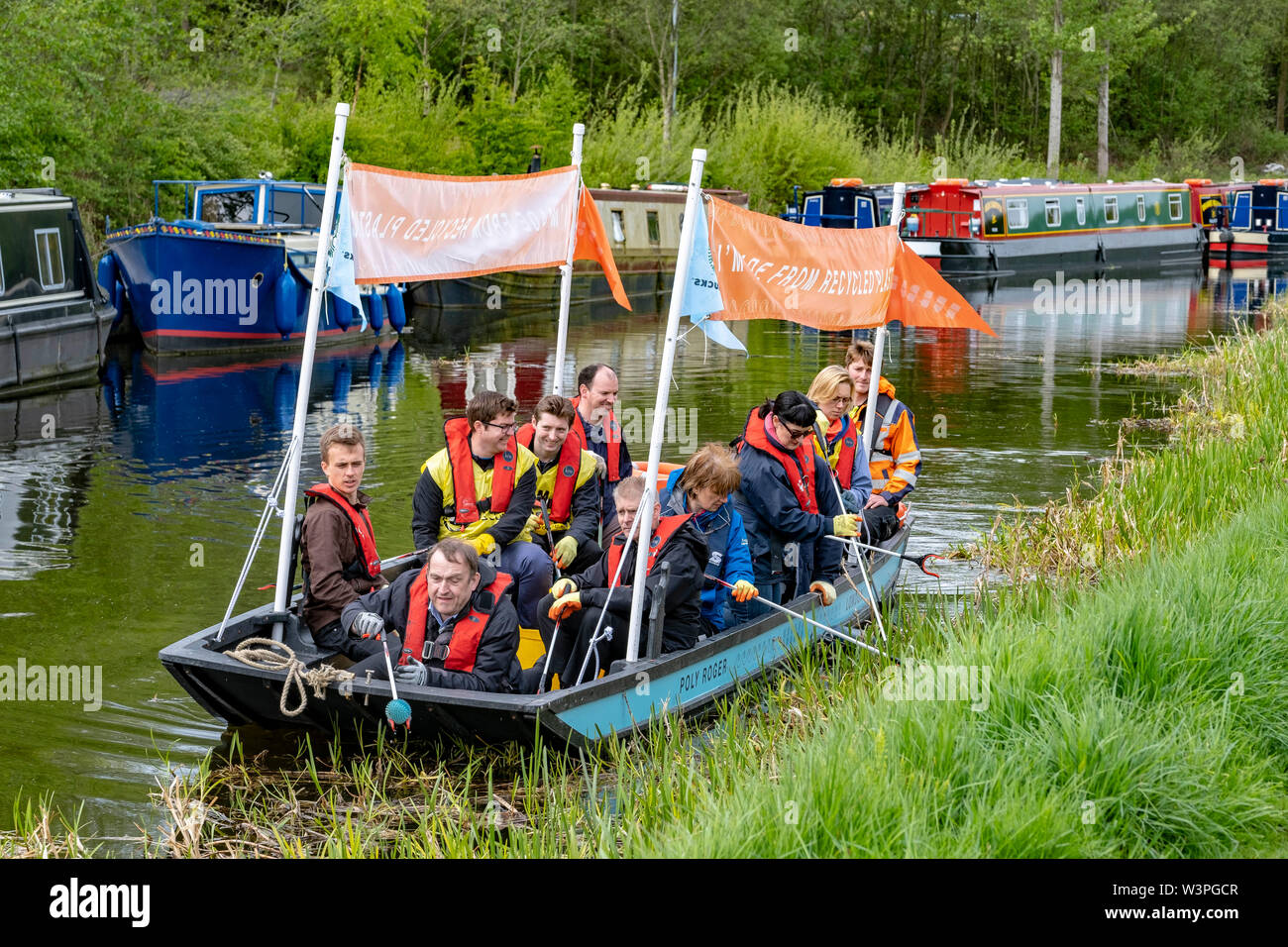 Volontari il prelievo di lettiera lungo Canal bank Foto Stock