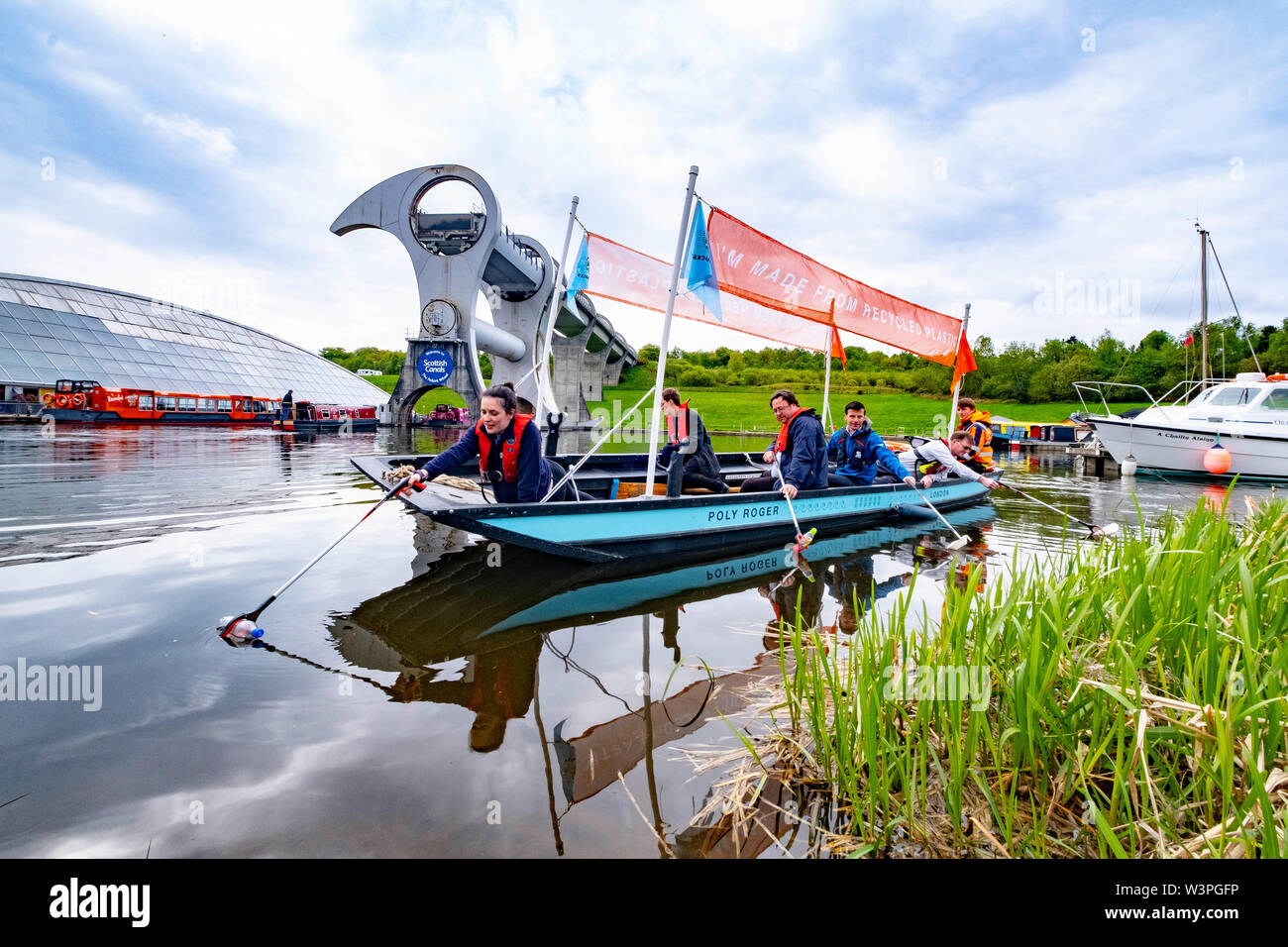 Volontari il prelievo di lettiera lungo Canal bank Foto Stock