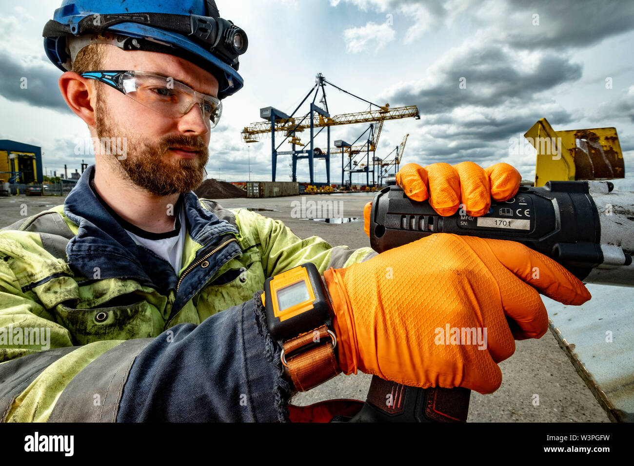 Lavoratori qualificati utilizzando strumenti di potenza Foto Stock