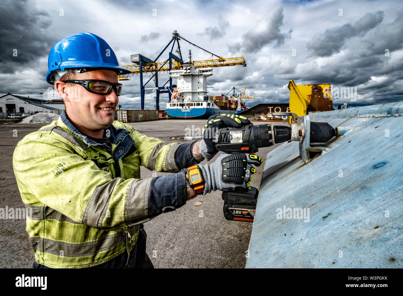 Lavoratori qualificati utilizzando strumenti di potenza Foto Stock