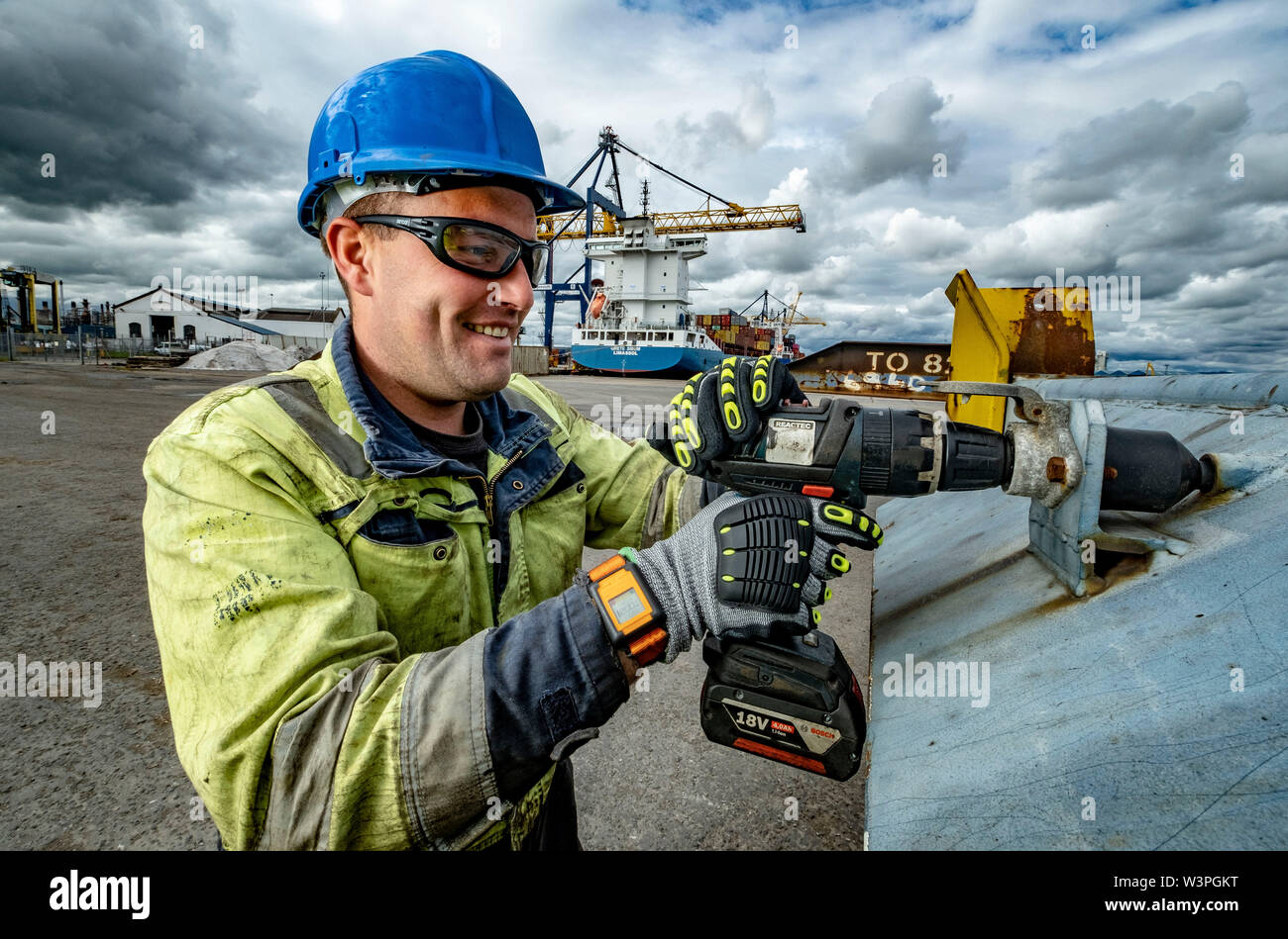 Lavoratori qualificati utilizzando strumenti di potenza Foto Stock
