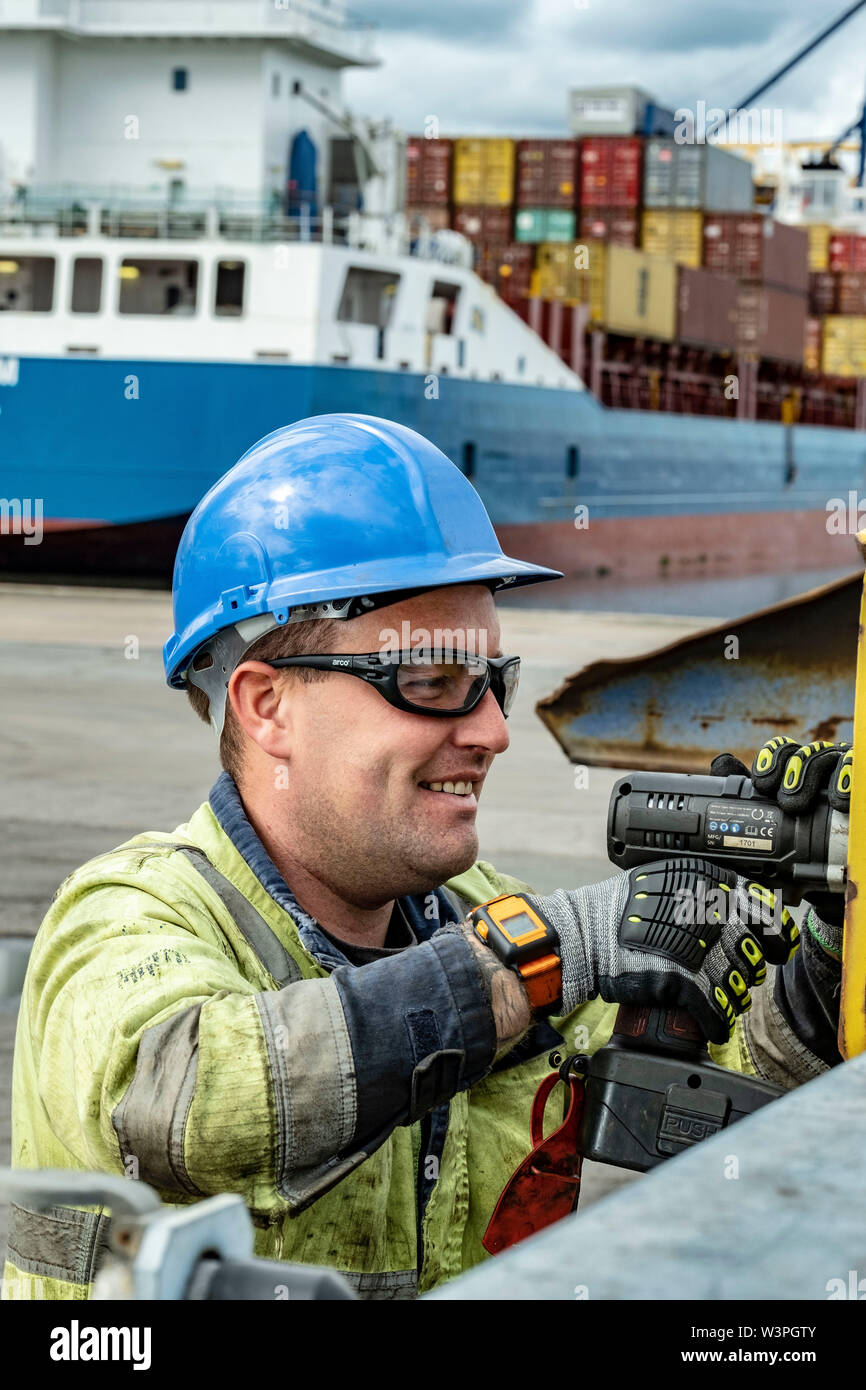Lavoratori qualificati utilizzando strumenti di potenza Foto Stock